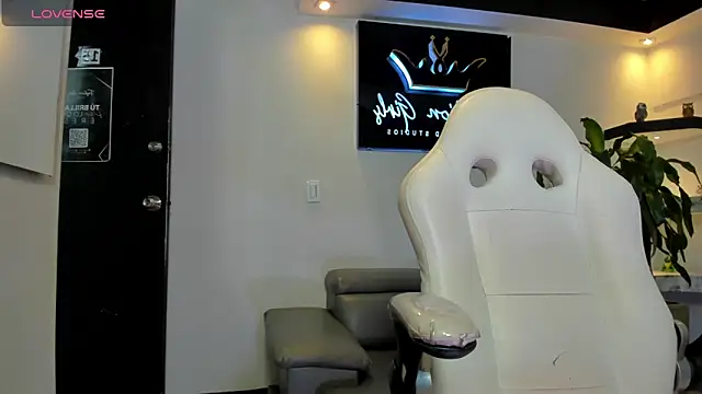 Snapshot of AnaRuiz chatting on 09.24.25 AnaRuiz online show from 09.24.25