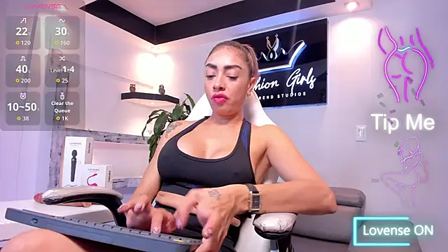 Snapshot of AnaRuiz chatting on 10.12.25 AnaRuiz online show from 10.12.25