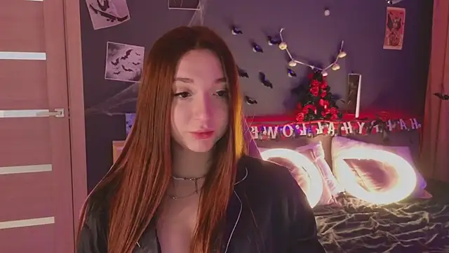 Snapshot of YasmineWest chatting on 10.19.25 YasmineWest online show from 10.19.25