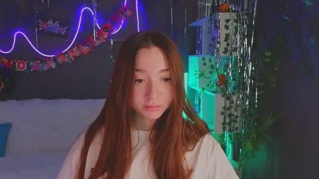 Snapshot of YasmineWest chatting on 10.21.25 YasmineWest online show from 10.21.25