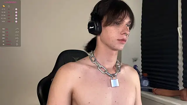 Snapshot of carthylovvve chatting on 10.11.25 carthylovvve online show from 10.11.25