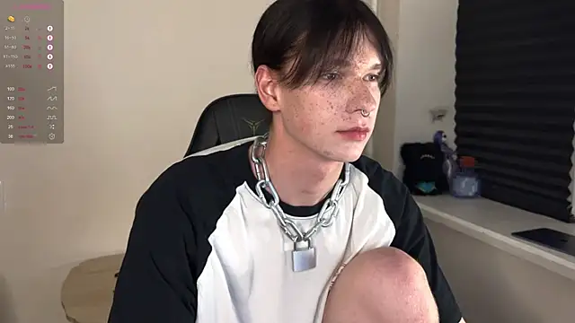 Snapshot of carthylovvve chatting on 10.17.25 carthylovvve online show from 10.17.25