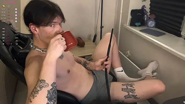 Snapshot of carthylovvve chatting on 10.27.25 carthylovvve online show from 10.27.25