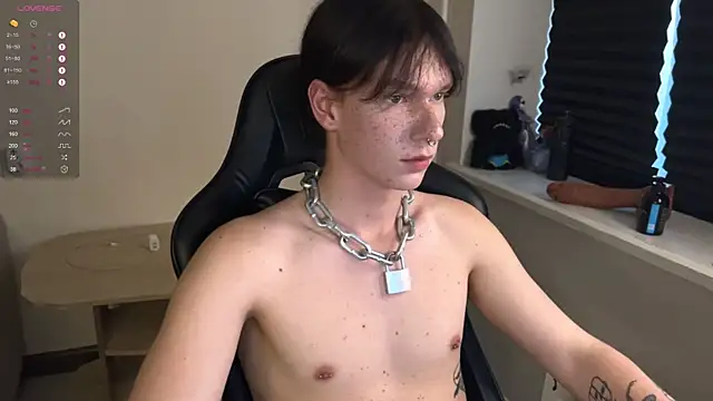 Snapshot of carthylovvve chatting on 10.30.25 carthylovvve online show from 10.30.25