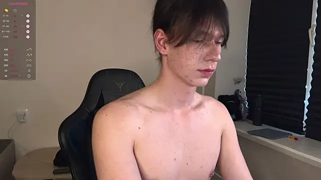 Snapshot of carthylovvve chatting on 11.02.25 carthylovvve online show from 11.02.25