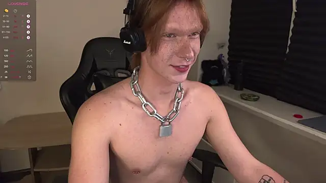 Snapshot of carthylovvve chatting on 11.08.25 carthylovvve online show from 11.08.25