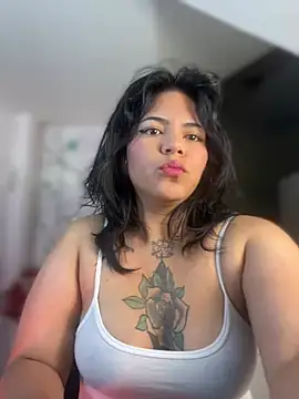 Snapshot of JulianaCastillo chatting on 01.17.25 JulianaCastillo online show from 01.17.25