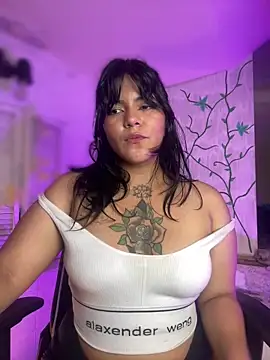 Snapshot of JulianaCastillo chatting on 01.19.25 JulianaCastillo online show from 01.19.25