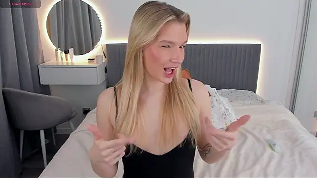 Snapshot of CassieRayss chatting on 02.16.25 CassieRayss online show from 02.16.25