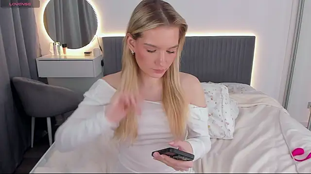 Snapshot of CassieRayss chatting on 02.18.25 CassieRayss online show from 02.18.25