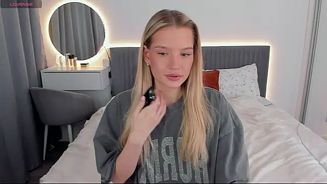 Snapshot of CassieRayss chatting on 02.21.25 CassieRayss online show from 02.21.25