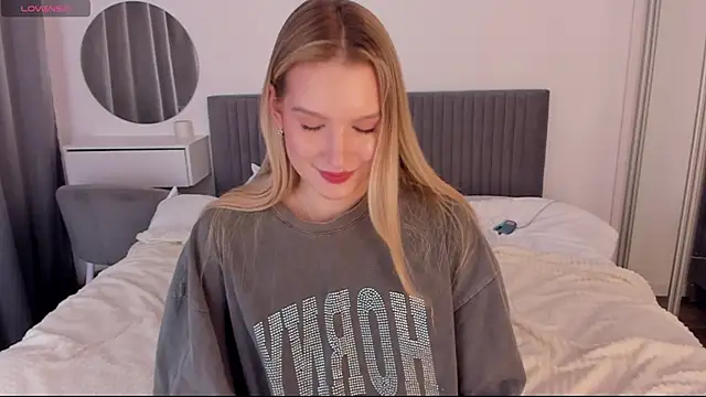 Snapshot of CassieRayss chatting on 11.16.25 CassieRayss online show from 11.16.25