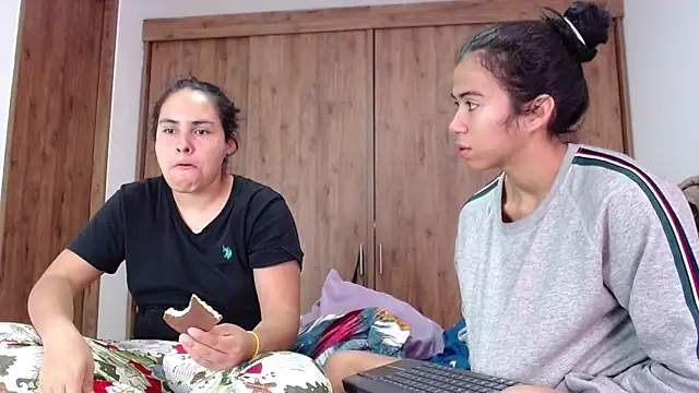 Snapshot of CleoAndAshley chatting on 02.14.25 CleoAndAshley online show from 02.14.25