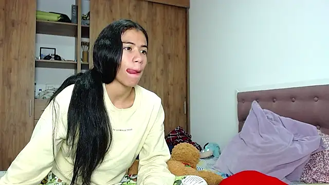 Snapshot of CleoAndAshley chatting on 03.06.25 CleoAndAshley online show from 03.06.25