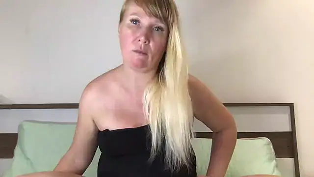 EmmaInLove23 online show from 12.17.24