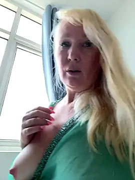 EmmaInLove23 online show from 10.19.25