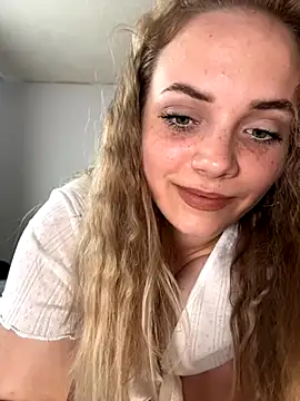 Snapshot of Juuice chatting on 09.29.25 Juuice online show from 09.29.25