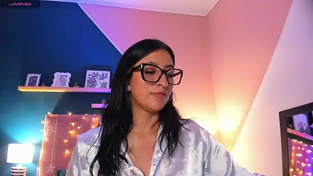 kira moon   online show from 12.12.24