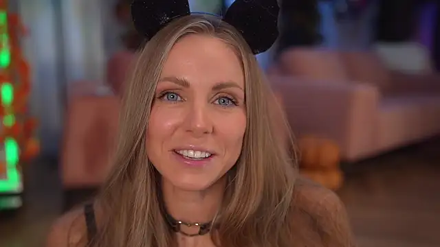 Snapshot of eva_fashionista chatting on 10.29.25 eva fashionista online show from 10.29.25