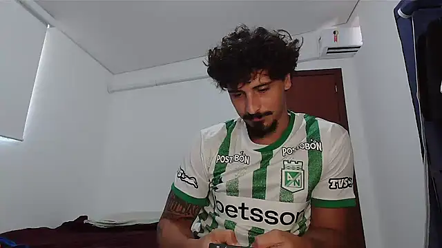 Snapshot of milkoffe chatting on 02.12.26 milkoffe online show from 02.12.26