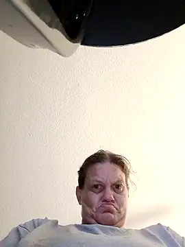 Snapshot of Earlybirdgetstheworm@xh chatting on 08.04.26 Earlybirdgetsthewormxh online show from 08.04.26