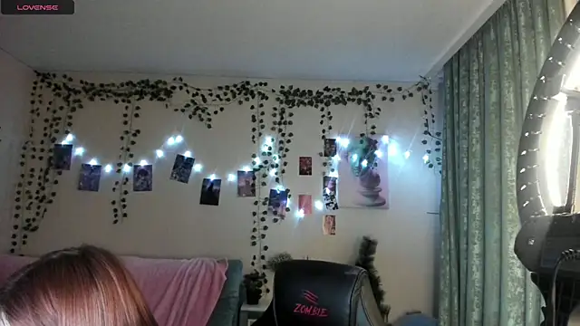 Snapshot of ViolaIntelligent chatting on 01.11.25 ViolaIntelligent online show from 01.11.25