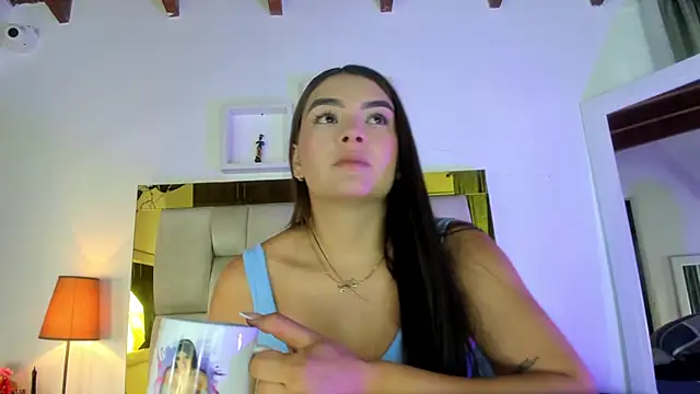 Snapshot of emmy_r chatting on 12.17.24 emmy r online show from 12.17.24