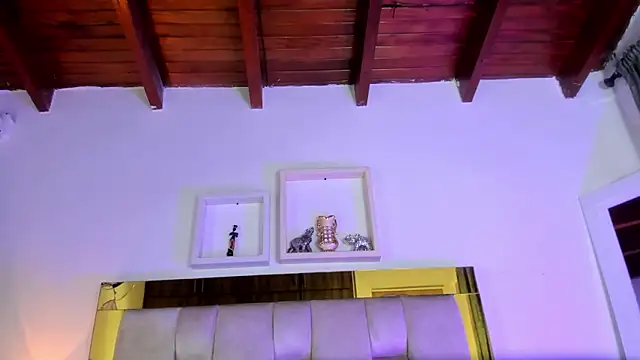 Snapshot of emmy_r chatting on 12.18.24 emmy r online show from 12.18.24