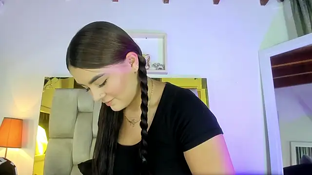 Snapshot of emmy_r chatting on 12.19.24 emmy r online show from 12.19.24