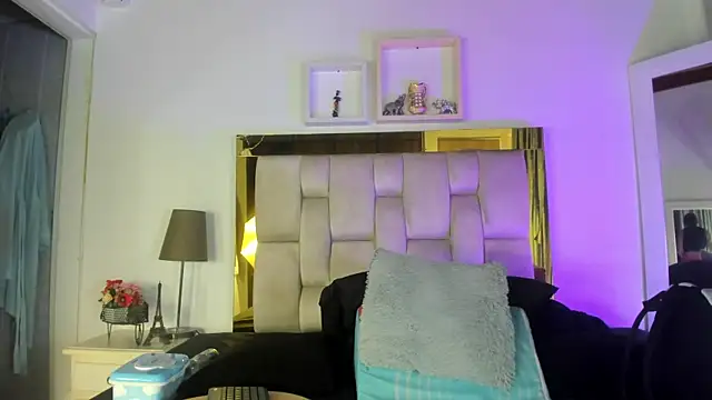 Snapshot of emmy_r chatting on 12.21.24 emmy r online show from 12.21.24