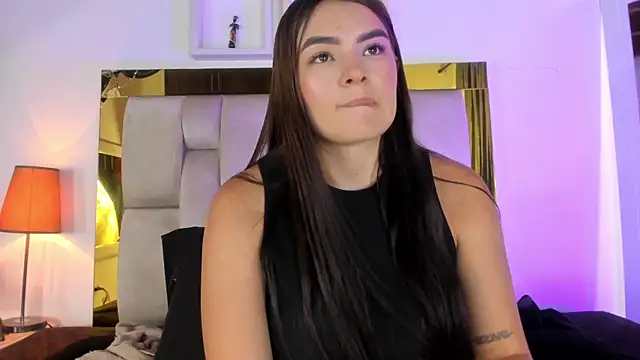 Snapshot of emmy_r chatting on 12.21.24 emmy r online show from 12.21.24