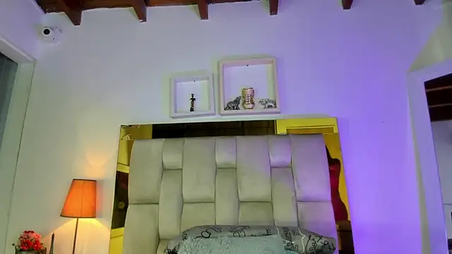 Snapshot of emmy_r chatting on 12.23.24 emmy r online show from 12.23.24