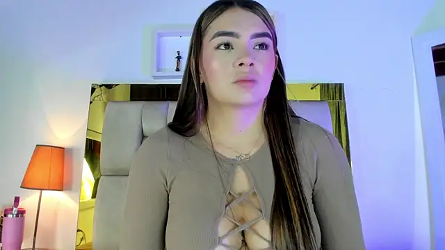 Snapshot of emmy_r chatting on 12.30.24 emmy r online show from 12.30.24