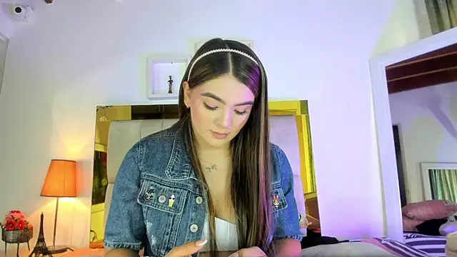 Snapshot of emmy_r chatting on 12.31.24 emmy r online show from 12.31.24