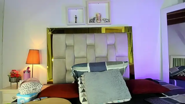 Snapshot of emmy_r chatting on 01.08.25 emmy r online show from 01.08.25