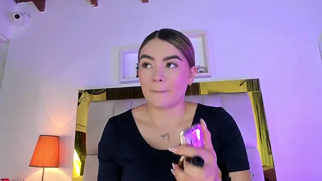 Snapshot of emmy_r chatting on 01.09.25 emmy r online show from 01.09.25