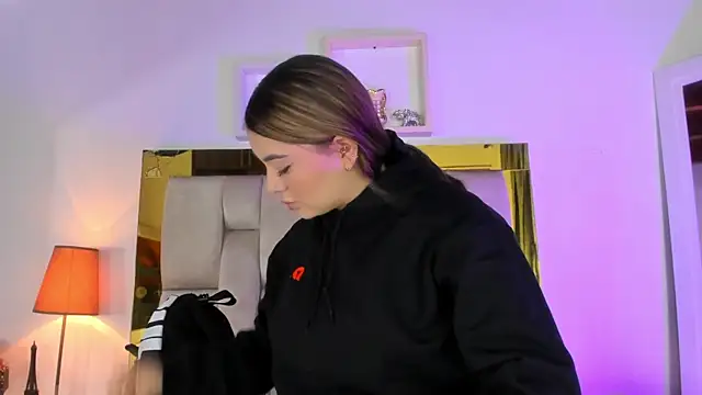 Snapshot of emmy_r chatting on 01.15.25 emmy r online show from 01.15.25