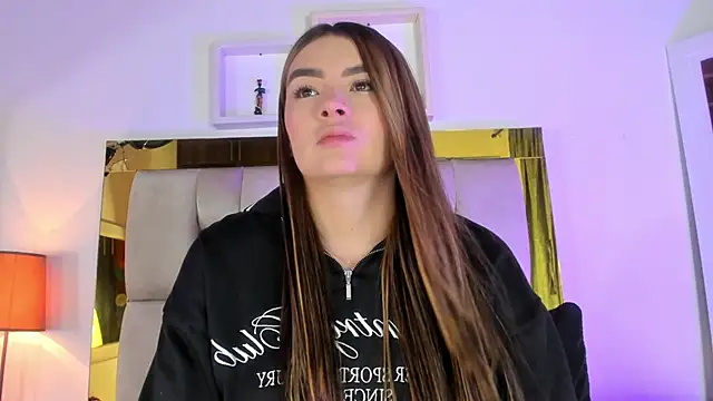 Snapshot of emmy_r chatting on 01.21.25 emmy r online show from 01.21.25