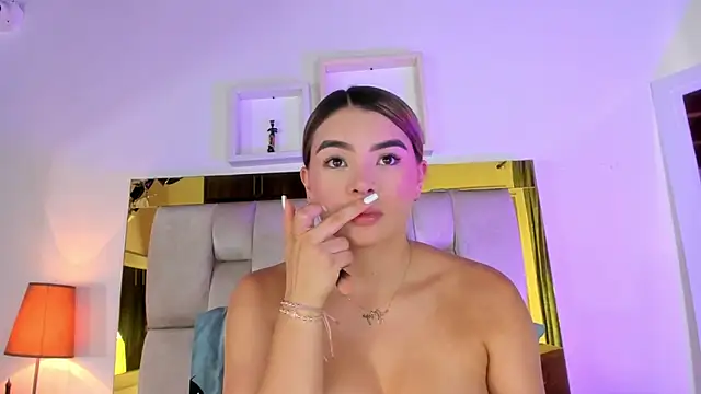 Snapshot of emmy_r chatting on 01.25.25 emmy r online show from 01.25.25