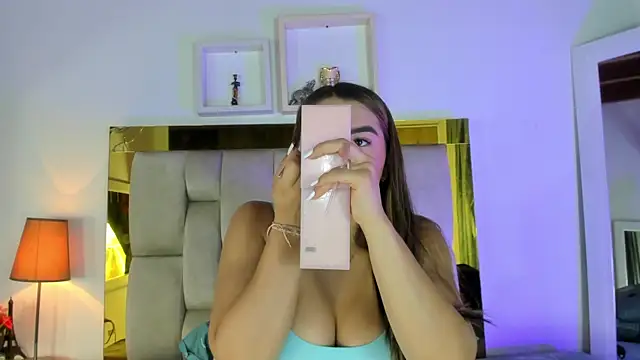 Snapshot of emmy_r chatting on 01.28.25 emmy r online show from 01.28.25