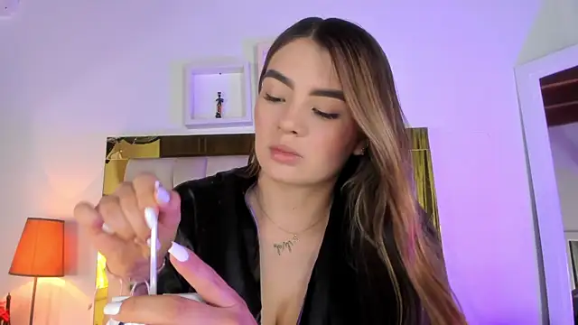 Snapshot of emmy_r chatting on 01.29.25 emmy r online show from 01.29.25