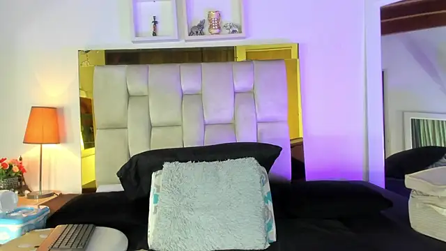 Snapshot of emmy_r chatting on 02.01.25 emmy r online show from 02.01.25