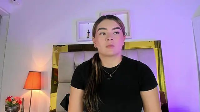 Snapshot of emmy_r chatting on 02.03.25 emmy r online show from 02.03.25