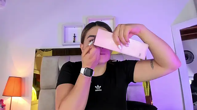 Snapshot of emmy_r chatting on 02.08.25 emmy r online show from 02.08.25