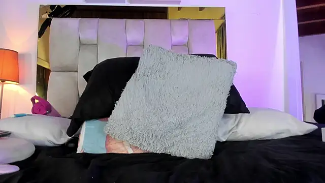 Snapshot of emmy_r chatting on 02.12.25 emmy r online show from 02.12.25