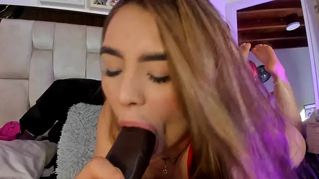 Snapshot of emmy_r chatting on 02.14.25 emmy r online show from 02.14.25