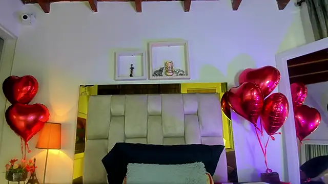 Snapshot of emmy_r chatting on 02.15.25 emmy r online show from 02.15.25