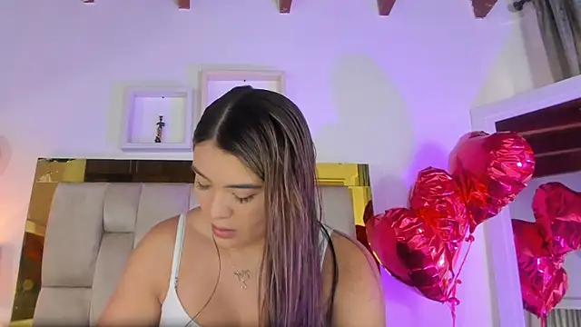 Snapshot of emmy_r chatting on 02.18.25 emmy r online show from 02.18.25