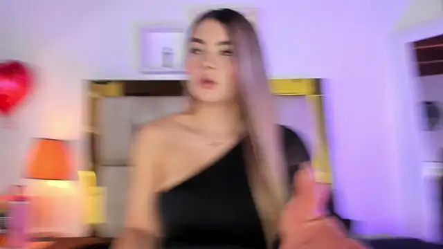 Snapshot of emmy_r chatting on 02.21.25 emmy r online show from 02.21.25