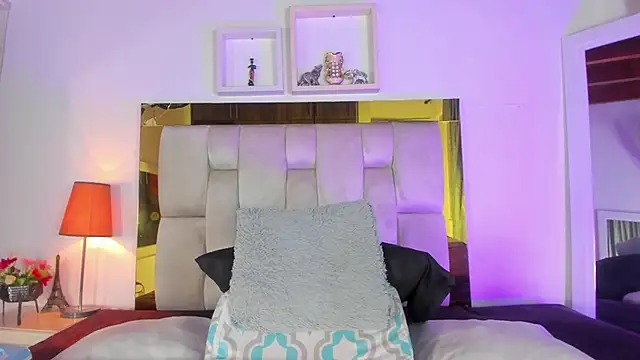 Snapshot of emmy_r chatting on 02.28.25 emmy r online show from 02.28.25